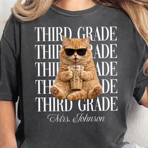 Camiseta personalizada para profesor/a con diseño de gato, camiseta personalizada para cada nivel escolar, colores cómodos para la vuelta al cole.