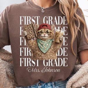 Camiseta personalizada de profesora con diseño de gato, camiseta cómoda de colores para la vuelta al cole de primer grado.