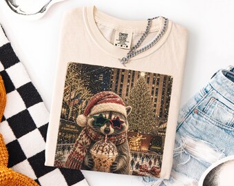 Camiseta navideña con mapache bebiendo café helado, camiseta de invierno de Nueva York, sudadera para amantes de los mapaches