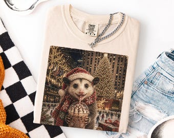 Camiseta navideña con zarigüeya bebiendo café helado, camiseta de invierno de Nueva York, sudadera para amantes de las zarigüeyas