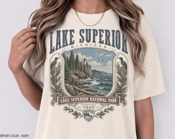 Camiseta de estilo vintage de los 90 con colores cómodos del lago Superior, Michigan; sudadera retro para actividades al aire libre de los Grandes Lagos; regalo ideal para senderismo, camping y viajes.