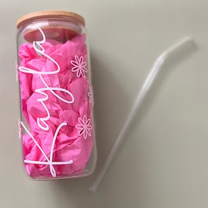 Personalisierte Gänseblümchen-Glasdosen-Tasse: Individuelle Eiskaffeetasse mit Bambusdeckel