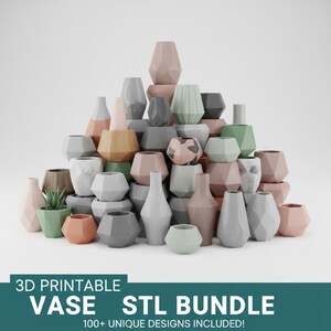 Puede incluir: Una colección de jarrones impresos en 3D en varias formas y colores, incluyendo rosa, gris, verde y tonos de madera. Los jarrones tienen diseños geométricos y orgánicos. El texto en la parte inferior dice "3D Printable Vase STL Bundle" con "100+ Unique Designs Included!"