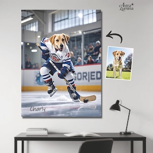 Puede incluir: Impresión en lienzo que muestra un perro con uniforme de hockey, jugando al hockey sobre hielo con un palo. El perro lleva una camiseta azul, blanca y roja con el número 3. También se muestra una foto más pequeña del perro.