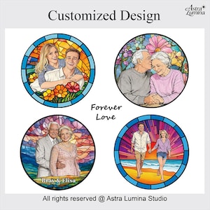 Może przedstawiać: Cztery okrągłe projekty w stylu witrażu przedstawiające pary oraz napisy "Customized Design" i "Forever Love". Projekty obejmują pary w r&oacute;żnym wieku, z kwiatowym i plażowym tłem. Widoczny jest r&oacute;wnież tekst "Bray & Elisa".