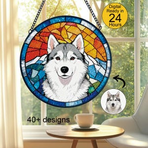 Puede incluir: Vidriera redonda con un perro Husky Siberiano sobre un fondo azul, naranja y blanco. La obra de arte está colgada de una cadena. El texto en la imagen dice "Digital Ready in 24 Hours" y "40+ designs".