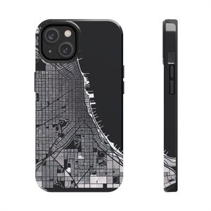 Puede incluir: Funda negra para iPhone con un diseño de mapa detallado en tonos grises y blancos. La funda tiene un aspecto elegante y moderno con un acabado mate. El mapa muestra un diseño de ciudad con calles, edificios y vías fluviales.