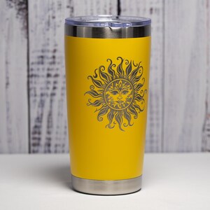 Bicchiere termico Mystical Sun: tazza isolante da 20 oz con incisione laser in stile boho.