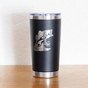 Vaso térmico de acero inoxidable de 20 oz para pesca de lubina – Diseño de pez grabado con láser – Yeti o sin marca