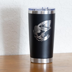 Vaso térmico de acero inoxidable de 20 oz para pesca de lubina – Diseño de pez grabado con láser – Yeti o sin marca