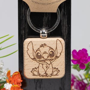 Alien Stitch Inspired Keychain – Double Sided Laser Engraved Wood Key Ring, Cute Cartoon Gift, Ohana Fan Accessory