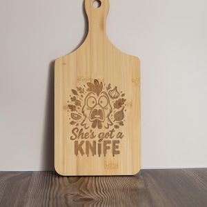 Tabla de cortar de bambú divertida: grabada con la frase "Tiene un cuchillo", 5x11".