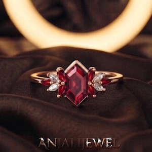 Bague vintage Art Déco longue hexagonale en rubis, alliance en or rose sertie de pierres précieuses rouges, bijou délicat pour anniversaire et mariage