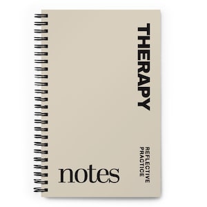 Puede incluir: Un cuaderno con espiral y cubierta beige. La palabra "THERAPY" está impresa verticalmente en negro, con "REFLECTIVE PRACTICE" debajo. La palabra "notes" está impresa en negro en la parte inferior.