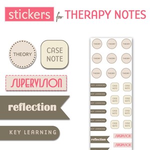 Könnte beinhalten: Eine Sammlung von Aufklebern für Therapienotizen. Die Aufkleber zeigen Textbeschriftungen wie "Theorie", "Fallnotiz", "Supervision", "Reflexion" und "Schlüsselwissen" in verschiedenen Formen und Farben.
