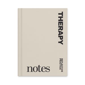 Könnte beinhalten: Ein beiges Notizbuch mit dem Wort "notes" unten und "THERAPY" vertikal auf der rechten Seite gedruckt. Die Worte "REFLECTIVE PRACTICE" sind unter "THERAPY" gedruckt. Das Notizbuch ist geschlossen und hat ein schlichtes, minimalistisches Design.
