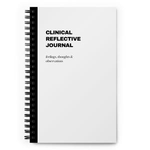 Puede incluir: Un cuaderno blanco con espiral con el texto "CLINICAL REFLECTIVE JOURNAL" en letras negras en negrita. Debajo, un texto más pequeño dice "feelings, thoughts & observations". La encuadernación del cuaderno es negra.