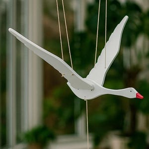 Handgefertigtes Mobile aus weißem Schwan aus Holz – anmutiger Vogel mit beweglichen Flügeln