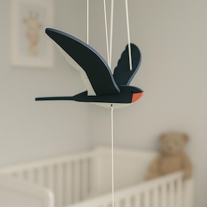 Handgefertigtes Schwalben-Mobile – Fliegendes Vogelspielzeug mit schlagenden Flügeln, Natürliche Kinderzimmer-Dekoration, Schwalben-Geschenk