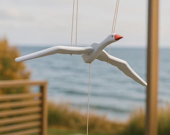 白鳥のモビール – 手作りの木製キネティックデコレーション | 北欧風ベビー用品 | 翼幅45cm | エストニア製