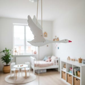 Handgemaakte Scandinavische zwanenmobiel met bewegende vleugels