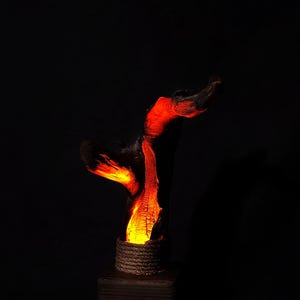 Brinnande trälampa, drivvedslampa i glödande färg, handgjord rustik lampa, träskulptur i eldeffekt, gotisk stämningsbelysning, naturkonstdekor