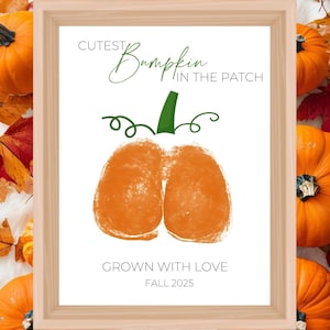 Puede incluir: Una impresión enmarcada con el texto "Cutest Bumpkin in the Patch" y una ilustración de calabaza naranja. La impresión está rodeada de calabazas naranjas y hojas de otoño. También se incluye el texto "Grown with Love Fall 2025".
