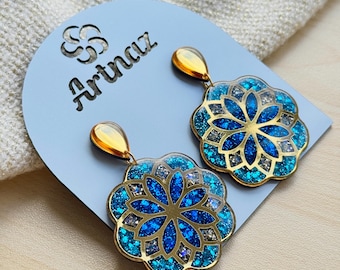 Brincos inspirados na arquitetura persa – Pingente de resina azul e turquesa – Joia leve e marcante – Design floral Shamseh