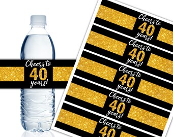 Könnte beinhalten: Druckbare Wasserflaschenetiketten mit goldenen Glitzer und schwarzem Hintergrund. Die Etiketten zeigen den Text "Cheers to 40 years!"