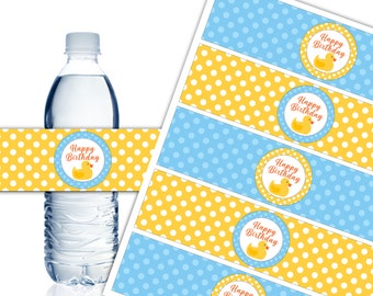 Può includere: Etichette per bottiglie d'acqua stampabili con un design a pois e un'anatra gialla. Le etichette recitano "Buon compleanno".