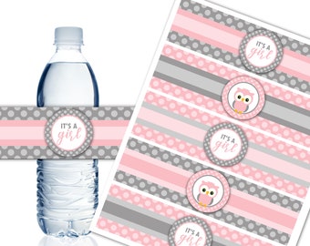 Peut inclure: Etiquettes imprimables pour bouteilles d'eau avec un motif à pois rose et gris. Les étiquettes comportent le texte "C'est une fille" et une illustration de hibou.