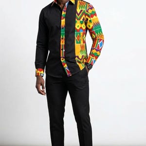 Può includere: Una camicia nera a maniche lunghe con un vivace pannello fantasia sul lato destro e sui polsini. Il motivo presenta forme geometriche gialle, verdi, rosse e blu. La camicia è abbinata a pantaloni neri e scarpe eleganti nere.