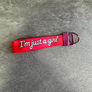 Lindo llavero rosa con frase «Soy solo una chica». Un regalo divertido para ella, accesorio femenino para el bolso.