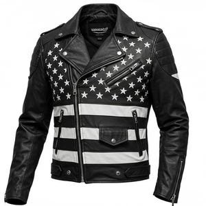 Könnte beinhalten: Schwarze Lederjacke mit weißem Stern- und Streifendesign. Die Jacke hat einen klassischen Biker-Stil mit einem Reverskragen, mehreren Reißverschlusstaschen und einem Frontreißverschluss. Das Design erinnert an die amerikanische Flagge.