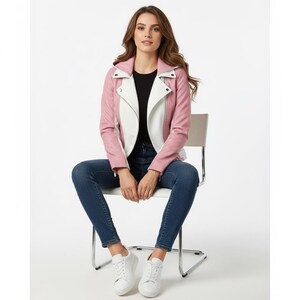 Puede incluir: Chaqueta de cuero sint&eacute;tico rosa y blanca de estilo biker. La chaqueta tiene cuello con solapas, cremallera asim&eacute;trica y mangas largas. La modelo lleva una camiseta negra, vaqueros azules y zapatillas blancas.