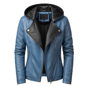 Puede incluir: Chaqueta de cuero azul con capucha y solapas negras. La chaqueta tiene cierre de cremallera, dos bolsillos delanteros y un detalle de bot&oacute;n en el hombro. Una prenda de vestir elegante.
