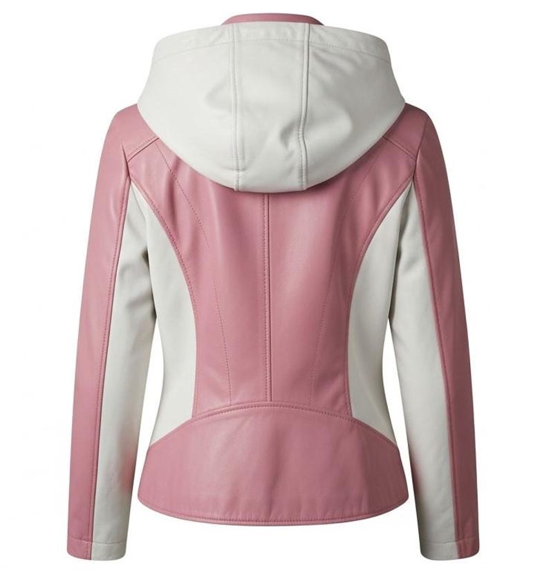 Puede incluir: Chaqueta de cuero sint&eacute;tico rosa, blanca y gris con capucha. La parte trasera de la chaqueta muestra un dise&ntilde;o de bloques de color. La capucha es blanca, el cuerpo rosa y los paneles laterales grises.
