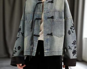 Chaqueta vaquera bordada, estilo retro con detalle floral de rosas negras en las mangas, ropa informal para mujer, regalo para ella.