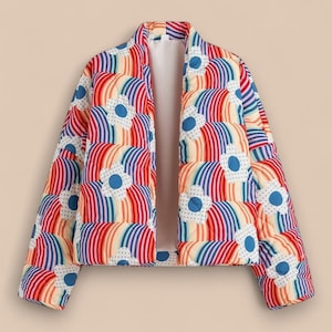Puede incluir: Chaqueta acolchada con un vibrante patrón de arcoíris y detalles florales blancos. La chaqueta presenta un diseño sin cuello y está abierta por delante. El diseño colorido incluye rayas rojas, naranjas, amarillas, verdes, azules y moradas. Una prenda exterior única.