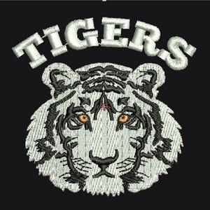 Puede incluir: Diseño bordado de cabeza de tigre con la palabra "TIGERS" arriba en hilo blanco sobre fondo negro. El tigre tiene pelaje blanco, rayas negras y ojos naranjas. Adecuado para ropa y accesorios.