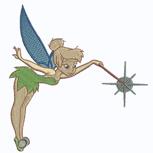 Könnte beinhalten: Gesticktes Bild einer Fee mit blonden Haaren, einem grünen Kleid und blauen Flügeln. Sie hält einen Zauberstab und zeigt damit auf ein sternförmiges Objekt. Die Fee befindet sich in einer Flugpose, mit ausgestreckten Armen.