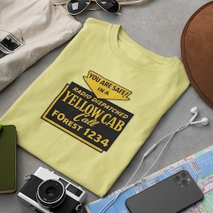 Camiseta Yellow Cab Vintage Dispatch Logo | Emblema Retrô de Táxi
