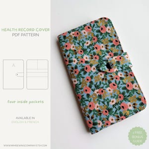 Peut inclure: Une couverture de carnet de santé rectangulaire en tissu bleu clair avec un motif floral de roses roses et de feuilles vertes. La couverture comprend une petite patte avec un bouton-pression noir. Le texte indique HEALTH RECORD COVER PDF PATTERN.