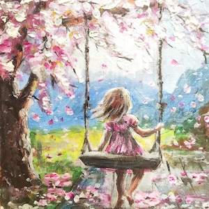 Könnte beinhalten: Ölgemälde einer Person auf einer Schaukel unter einem blühenden Baum. Das Kunstwerk zeigt ein rosa Kleid, rosa Blüten und einen blauen Himmel. Die Szene vermittelt ein Gefühl von Frieden und Frühling.
