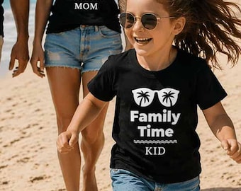 Maglietta per bambini Family Time in cotone, maglietta coordinata per tutta la famiglia per le vacanze nei colori Nero, Blu navy, Mela, Verde, taglie 86/94–142/152