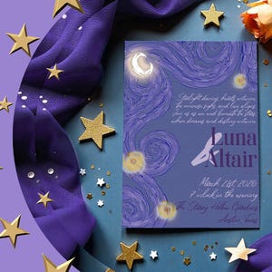 Puede incluir: Una invitación con un diseño de noche estrellada, con una luna creciente y pinceladas arremolinadas azules y moradas. Se ven estrellas doradas y el texto "Luna Altair". La invitación está rodeada de estrellas doradas y tela morada.