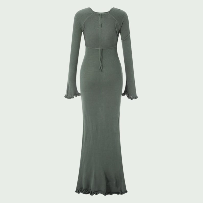 Peut inclure: Longue robe vert sauge avec manches longues et silhouette ajust&eacute;e. La robe pr&eacute;sente une encolure d&eacute;gag&eacute;e, un d&eacute;tail de n&oelig;ud dans le dos et des manches &eacute;vas&eacute;es avec des bords &agrave; volants. La robe est en tricot c&ocirc;tel&eacute;.