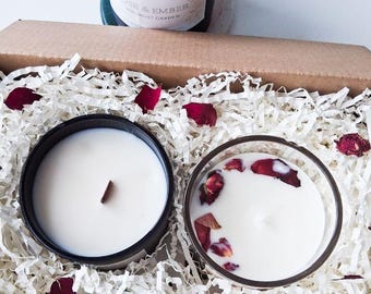 Vela artesanal de coco e soja com decoração floral de rosas, conjunto de presente de luxo com 2 velas e caixa de fósforos.