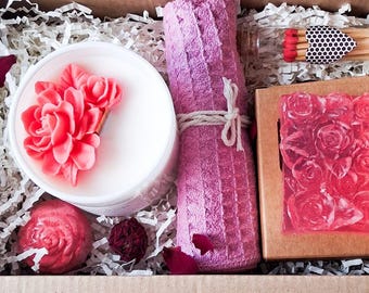 Set de spa Jardín de Rosas: vela de cera de coco, jabón artesanal, bomba de baño, toalla de gofre.