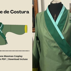 以下が含まれることがあります： マネキンに着せられた緑色の着物コスプレ衣装で、コントラストの効いたティールカラーの襟とトリムが特徴です。画像には、衣装の図と「Molde de Costura」と「Kimono Maomao Cosplay」というテキストが含まれています。